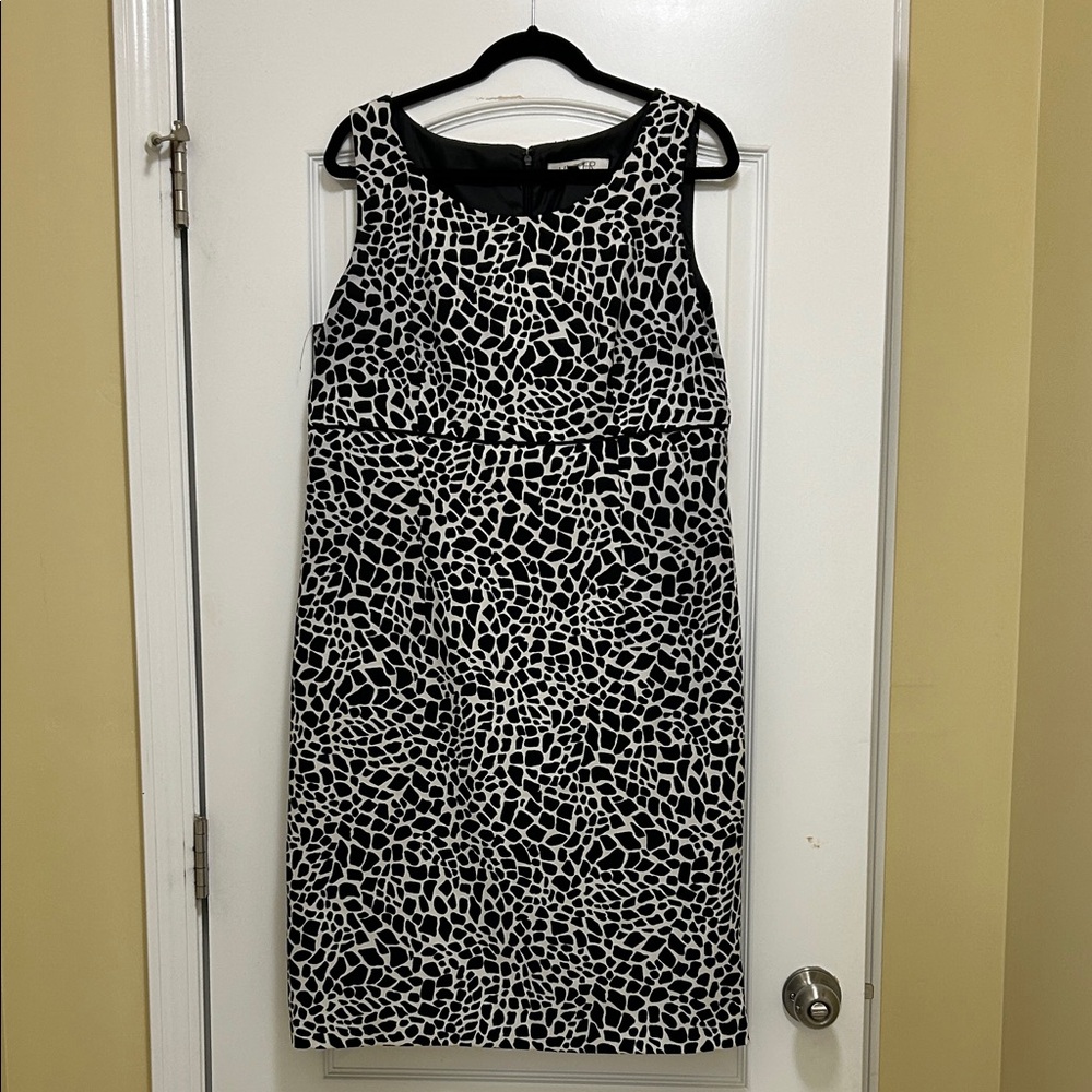 Kasper Black and White Patterned Midi Dress